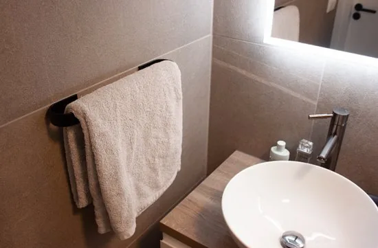 Handdoekhouder - 60 cm - Zelfklevend handdoekrek - Handdoekrek zwart - Handdoekrek badkamer - Handdoekstang -Gastendoekhouder - Handdoekhouders thumbnail 6